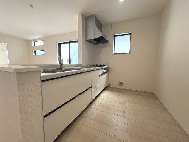 あきる野市伊奈　新築戸建全15棟のキッチン|キッチンスペースは家族並んで料理してもゆとりのある広さです。