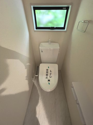 あきる野市伊奈　新築戸建全15棟のトイレ|1階温水シャワートイレ