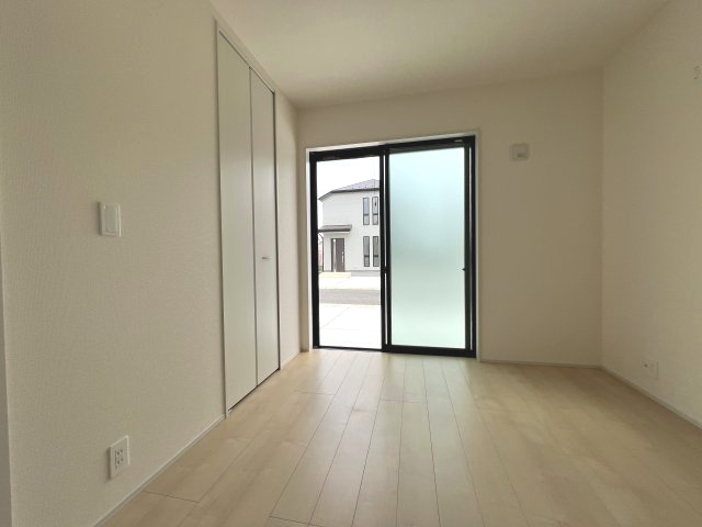 あきる野市伊奈　新築戸建全15棟の洋室|【洋室1】3.7帖　リビングに隣接したお部屋なのでお子様のおもちゃ部屋などにあると嬉しい空間☆