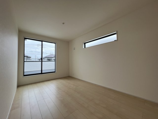 あきる野市伊奈　新築戸建全15棟の洋室|【洋室3】7.1帖　バルコニーに面した明るい室内♪