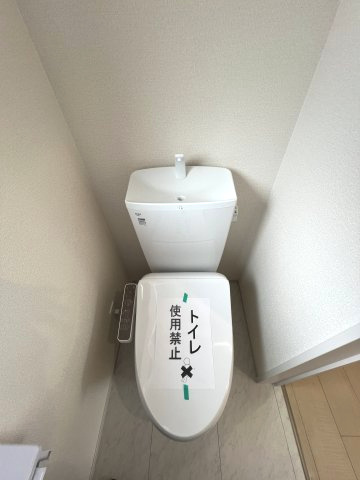あきる野市伊奈　新築戸建全15棟のトイレ|2階温水シャワートイレ