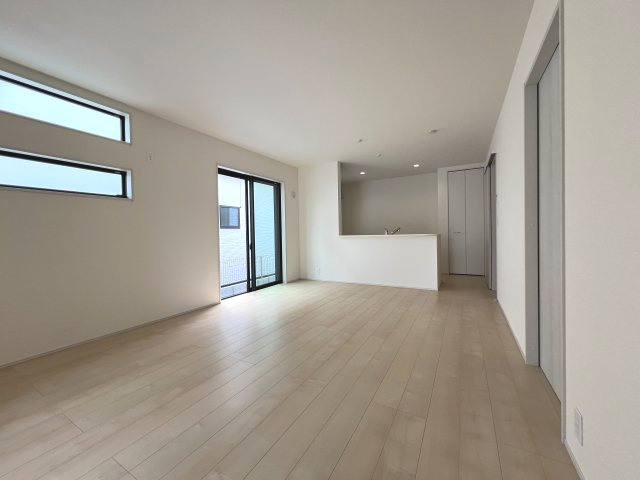 あきる野市伊奈　新築戸建全15棟の居間・リビング|どんなインテリアもOK！シンプルな造り、お好きなインテリアも選びたいですね♪