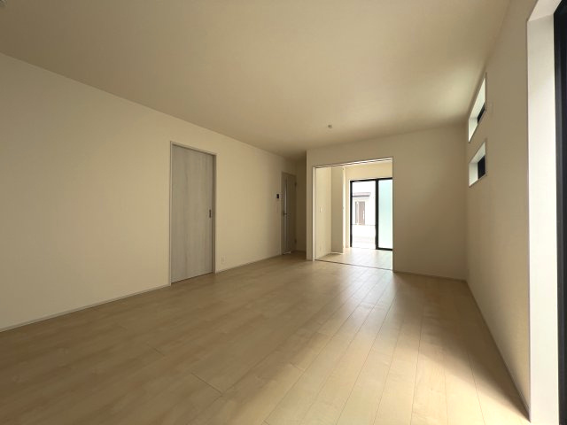 あきる野市伊奈　新築戸建全15棟の居間・リビング|3.7帖の洋室は引き込み戸に付きリビングと一体化して開放感があります！