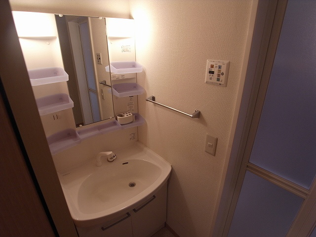 神戸市須磨区多井畑南町の一戸建ての洗面所|シャンプードレッサー