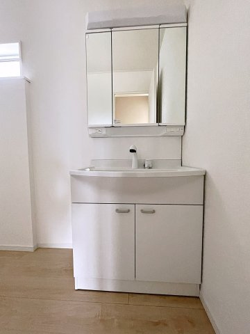 新築戸建・新築建売　郡山市安積町笹川第7　永盛小・安積中の独立洗面台|三面鏡洗面台で朝の身支度もしやすい＆収納力も◎洗面台に物を置かずすっきり清潔に保つことができます！