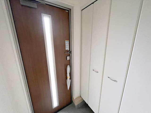 新築戸建・新築建売　郡山市安積町笹川第7　永盛小・安積中の玄関|大容量のシューズボックスがあり収納豊富な玄関スペース。玄関ドアから日差しが入り明るいです！