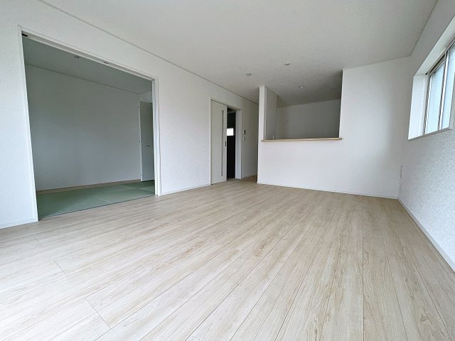 新築戸建・新築建売　郡山市安積町笹川第7　永盛小・安積中の居間・リビング|16帖のLDKは南側の大きな窓から日差しが入り明るいリビングはご家族皆さんの憩いの場です！