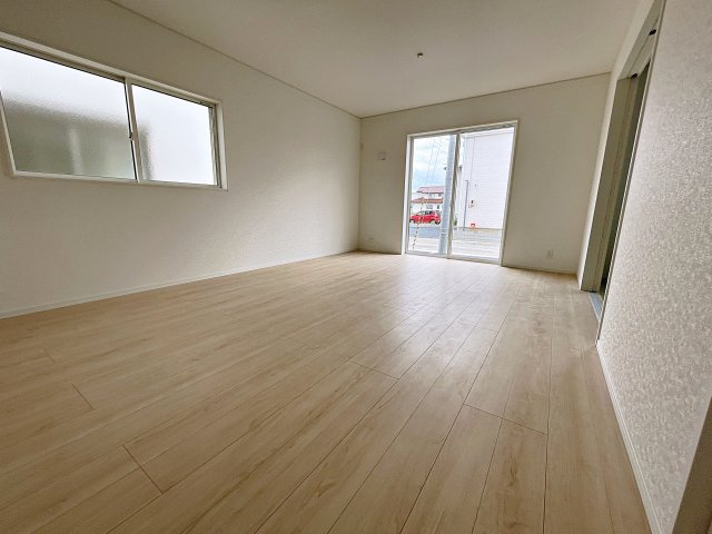 新築戸建・新築建売　郡山市安積町笹川第7　永盛小・安積中の居間・リビング|太陽の日差しが気持ちの良いリビングは広々としているので家具を設置してもゆとりがあります！