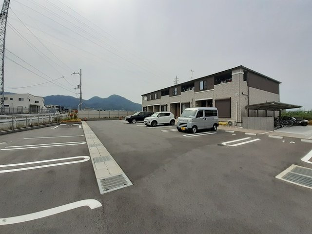 カトルセゾンＮの駐車場