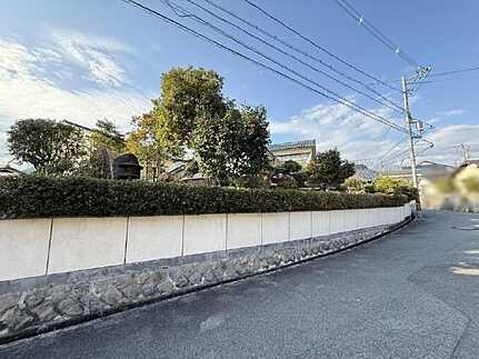 広島市東区上温品4丁目　中古一戸建て(JS)の前面道路含む現地写真