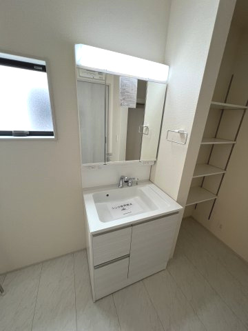 あきる野市伊奈　新築戸建全15棟の洗面所|身だしなみを整えやすく、収納たっぷりの三面鏡付洗面化粧台☆
