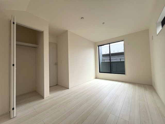 あきる野市伊奈　新築戸建全15棟の洋室|【洋室1】バルコニーに面した明るい室内♪