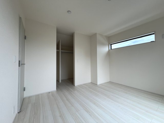 あきる野市伊奈　新築戸建全15棟の洋室|【洋室3】季節物の衣類もスッキリ収納できるウォークインクロゼット付き