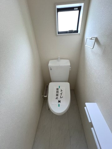 あきる野市伊奈　新築戸建全15棟のトイレ|2階温水シャワートイレ