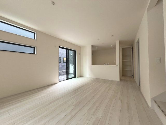 あきる野市伊奈　新築戸建全15棟の居間・リビング|どんなインテリアもOK！シンプルな造り、お好きなインテリアも選びたいですね。