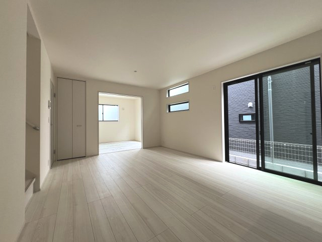 あきる野市伊奈　新築戸建全15棟の居間・リビング|4.5帖の和室は引き込み戸に付きリビングと一体化して開放感があります◎