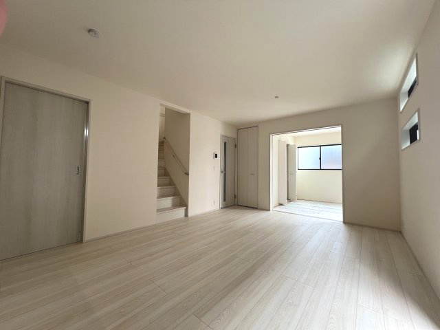 あきる野市伊奈　新築戸建全15棟の居間・リビング|外出や帰宅時に必ずリビングを通る動線。顔を合わせる機会が増え、家族のコミュニケーションが充実します☆
