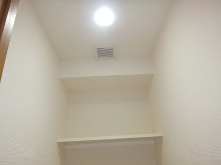 アミティエ船橋駅前のトイレ|トイレの上に棚付き