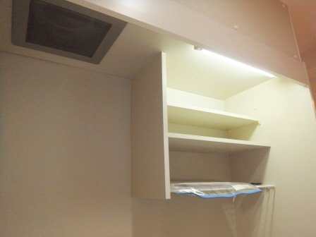 アミティエ船橋駅前のキッチン|キッチン上に棚付きです