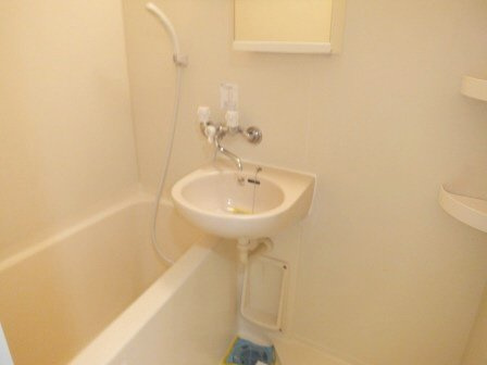 アミティエ船橋駅前の浴室|鏡付きのバスルーム