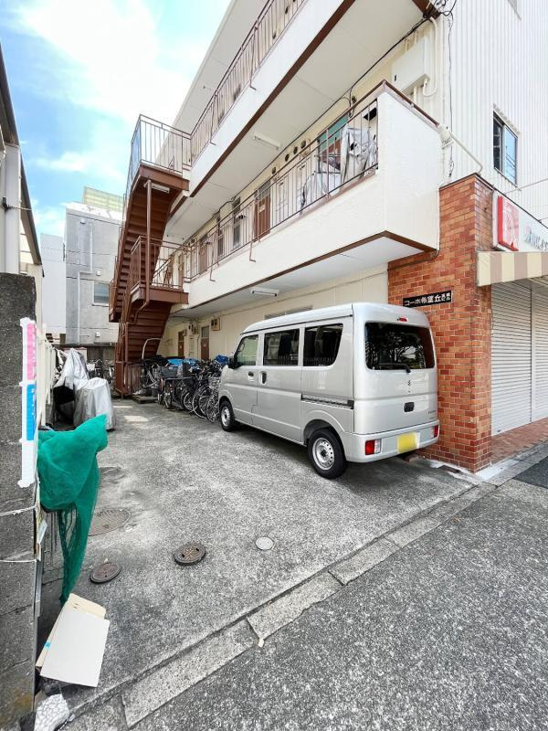コーポ希望ヶ丘の駐車場