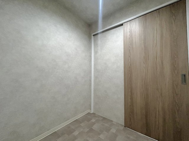 サニーハウス茨木の収納|【納戸/約2帖】物が増えても安心の納戸付き。普段使わないものをしまっておけるので、居室の広さをそのまま活かした暮らしが叶います。