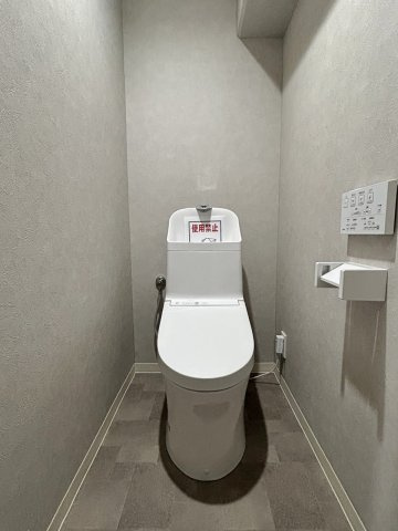 サニーハウス茨木のトイレ|優しい洗浄で衛生的に。温水洗浄便座があることで、日々の暮らしに安心をプラス。快適性を追求した住まいにふさわしい、使いやすさ重視のトイレです。
