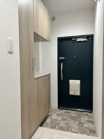 サニーハウス茨木の玄関|シューズクローゼット付きだから、玄関まわりをいつもすっきり保てる空間。出し入れしやすく、家事やお出かけの準備もラクラク進む住まいです。