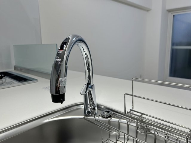 サニーハウス茨木の設備|【タッチレス水栓】手をかざすだけで操作でき衛生的。汚れた手でも触れずに使え、水栓周りを清潔に保てる。節水効果も高く家事効率が向上します。