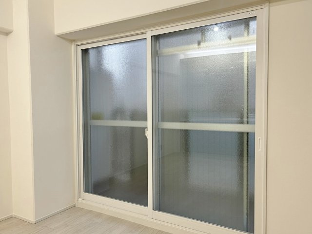 サニーハウス茨木の設備|【二重窓】断熱性・防音性が向上し、冷暖房効率アップで光熱費削減。結露も抑えられ、快適で静かな室内環境を実現します。