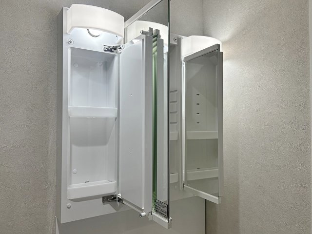 サニーハウス茨木の設備|【三面鏡洗面化粧台】三面鏡付き洗面化粧台で、家族の朝の身支度もストレスなく快適に。鏡裏の収納力でごちゃつきやすい洗面用品もすっきり整理できる住まいです。