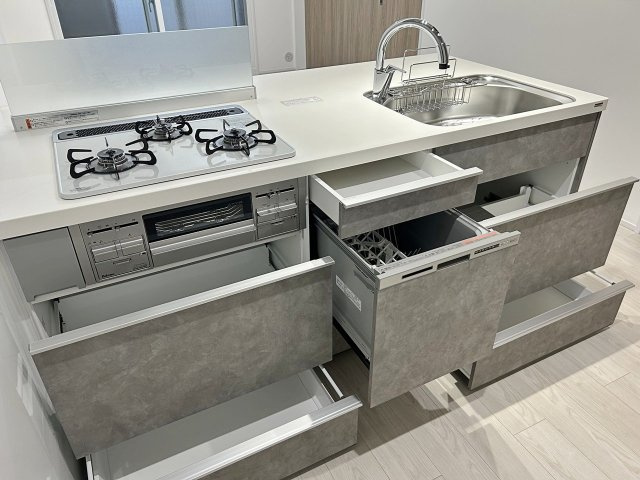 サニーハウス茨木の設備|【キッチン収納】収納は重い物を入れた時でもスムーズな引き心地を実現。閉じる際に引出を強く押しても途中でスピードが落ちて静かに閉まる機能付きで安心・便利ですよ♪