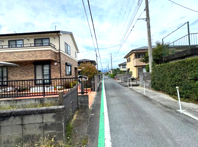 小田原市飯田岡　中古戸建の前面道路含む現地写真|前面道路含む現地写真です