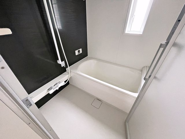 新築戸建・新築建売　郡山市安積町笹川第7　永盛小・安積中の浴室|浴室乾燥機付きで小窓がついているので簡単に換気が可能です！洗濯物干しもできるので便利！