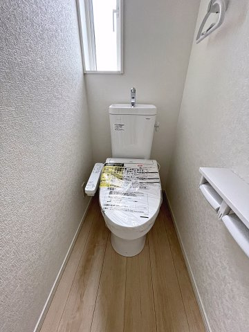 新築戸建・新築建売　郡山市安積町笹川第7　永盛小・安積中のトイレ|白を基調としており小窓で換気ができるので清潔感のある空間。ペーパーホルダーが2つあるのも便利です！
