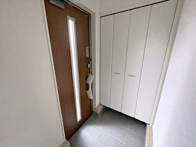 新築戸建・新築建売　郡山市安積町笹川第7　永盛小・安積中の玄関|大容量のシューズボックスがあり収納豊富な玄関スペース。玄関ドアから日差しが入り明るいです！