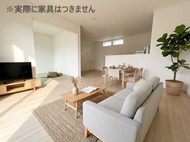 新築戸建・新築建売　郡山市安積町笹川第7　永盛小・安積中の居間・リビング|画像はバーチャルホームステージングの加工による演出で、実際の家具は付きません。