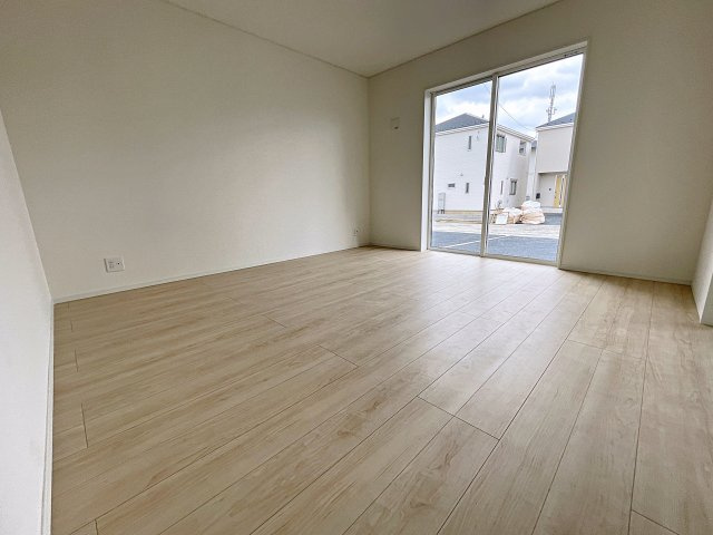 新築戸建・新築建売　郡山市安積町笹川第7　永盛小・安積中の居間・リビング|南側の大きな窓から日差しが入り明るいリビングはご家族皆さんの憩いの場です！
