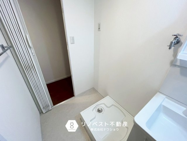 東大阪スカイハイツのランドリースペース|洗濯パン完備の脱衣所。
今は珍しいアコーディオンカーテンが個性的◎