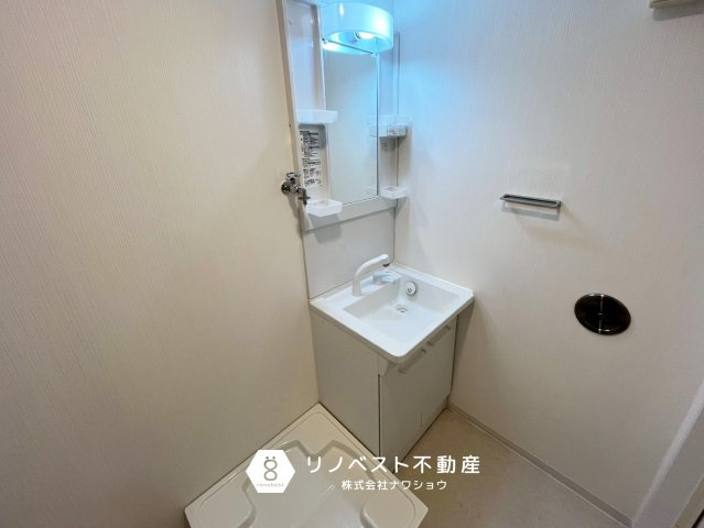 東大阪スカイハイツの独立洗面台|シャワー付き独立洗面台完備。
朝の身支度はここでバッチリ◎