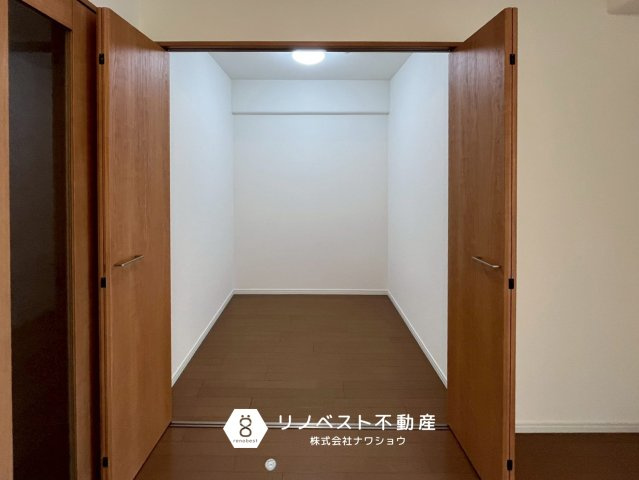 東大阪スカイハイツの収納|LDKにある大容量の納戸。
収納としてはもちろん、書斎や趣味スペースとしてもご活用いただけます◎