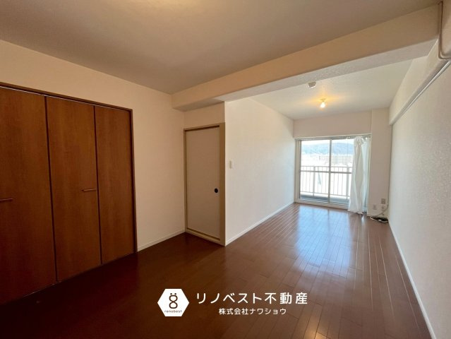 東大阪スカイハイツの居間・リビング|約10帖のLDK。
東向きバルコニーに面しており、通風良好◎大容量納戸付き！
