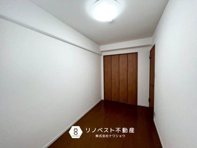 東大阪スカイハイツの洋室|約5.5帖の洋室。
大容量の収納完備◎シンプルな内装で、どんなインテリアでも馴染んでくれます♪