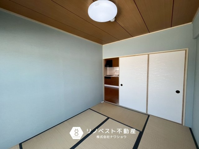 東大阪スカイハイツの和室|約6帖の和室。
リビングダイニングに面しているので、お子様の遊び場としてもおすすめ♪