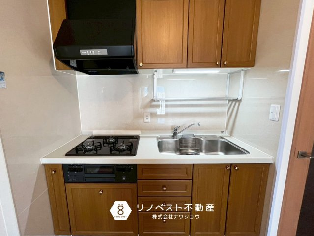 東大阪スカイハイツのキッチン|3口システムキッチン。魚焼きグリル完備です♪
吊り下げ棚完備で、収納力もしっかりございます◎