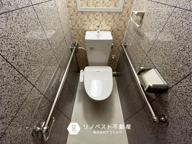 東大阪スカイハイツのトイレ|温水洗浄機能付きトイレ。
高級感のある大理石調のタイルが目を惹きますね◎