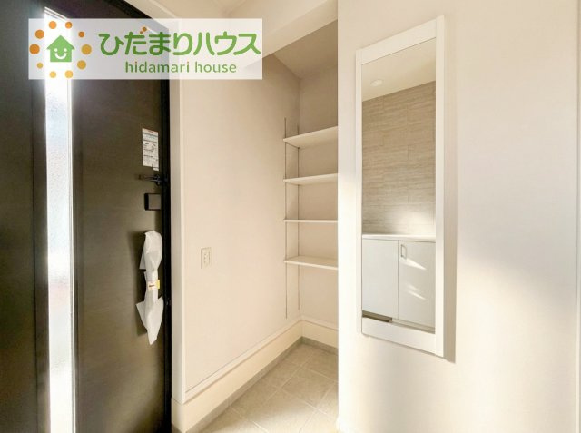 【玄関】 | 牛久市南17期　新築戸建 | シューズクロークはベビーカーやゴルフバックなど、大きな荷物を置けるのでとっても便利♪
横開きの扉付きで、隠して収納出来ますね(^^)