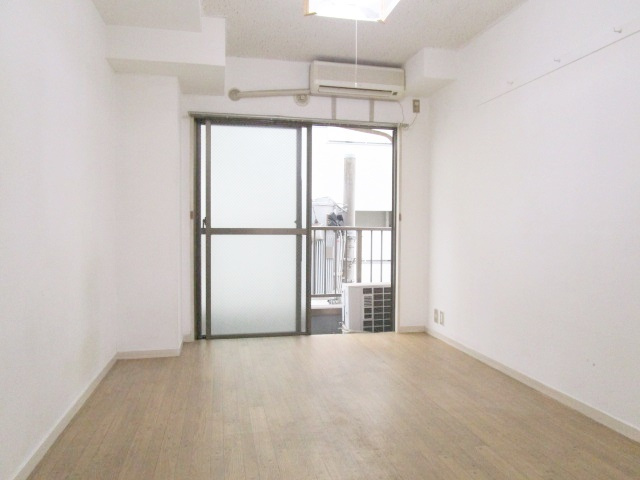 加藤マンションの居間・リビング|人気のフローリングです。