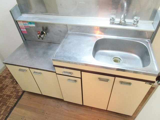 加藤マンションのキッチン|２口コンロが置けるキッチンです。