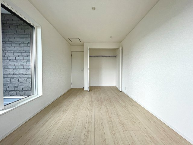 新築戸建・新築建売　郡山市安積町笹川第7　永盛小・安積中の玄関|大容量のシューズボックスがあり収納豊富な玄関スペース。玄関ドアから日差しが入り明るいです！